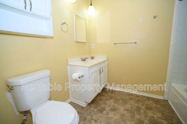 Building Photo - 4220 Woodbluff Dr