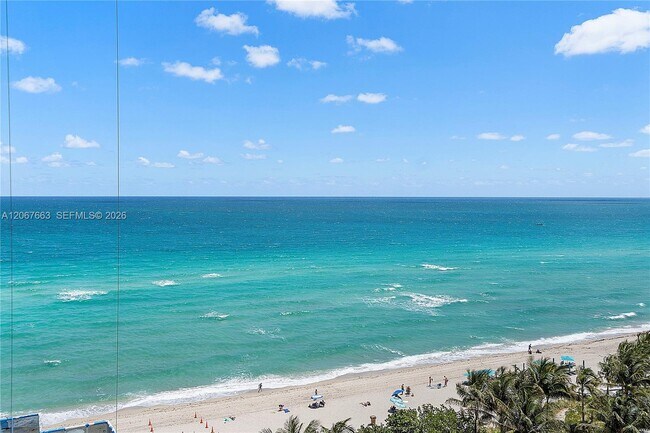 Foto del edificio - 15811 Collins Ave