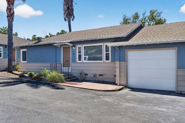 Foto del edificio - 2,900 /Month Beautiful 2 Bed, 1 Bath Single Story, with Garage Centrally Located in Petaluma!