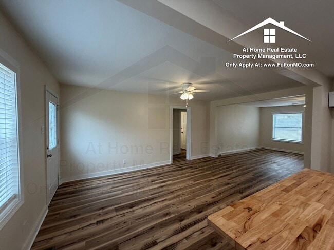 Building Photo - 703 W 7th St