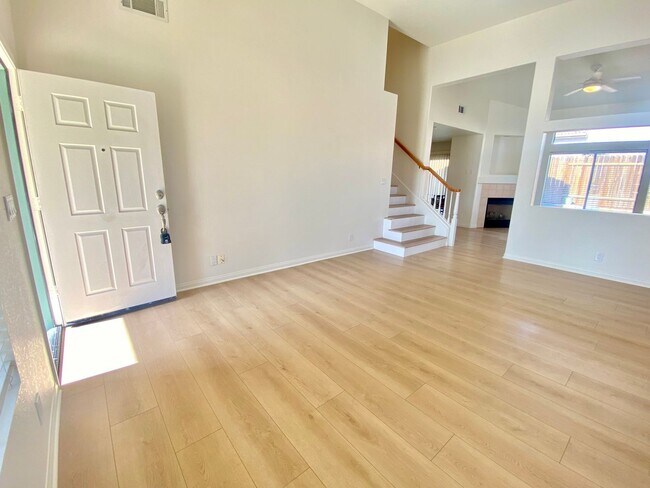 Building Photo - Beautiful 3-Bedroom Home in Gated Camarill...
