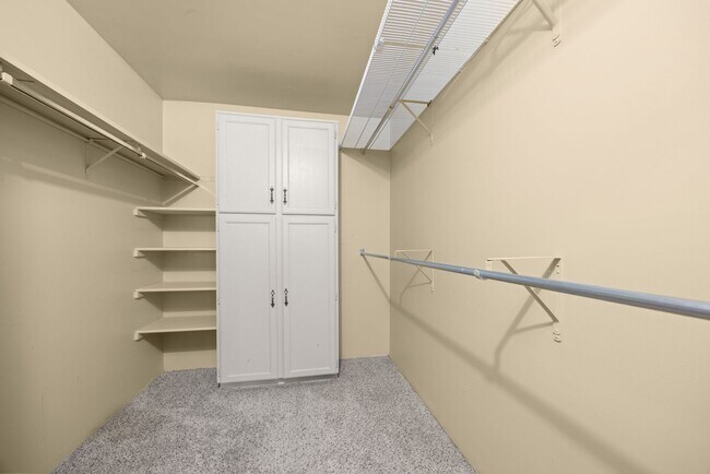 Building Photo - Spacious 2 Bed / 2 Bath Condo in Quiet Denver Community with Pool & Gym