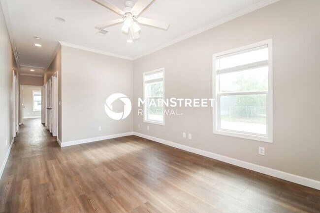 Building Photo - 3 Bedroom Pet-Friendly Home in St. Petersb...