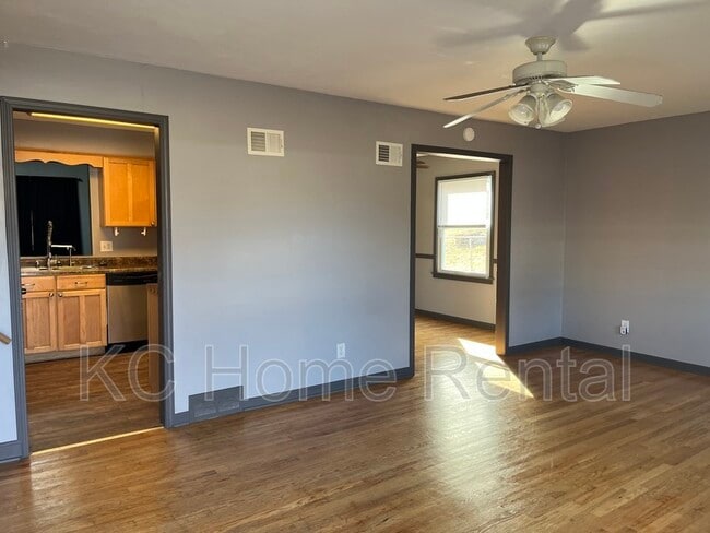 Building Photo - 1519 NE Englewood Rd
