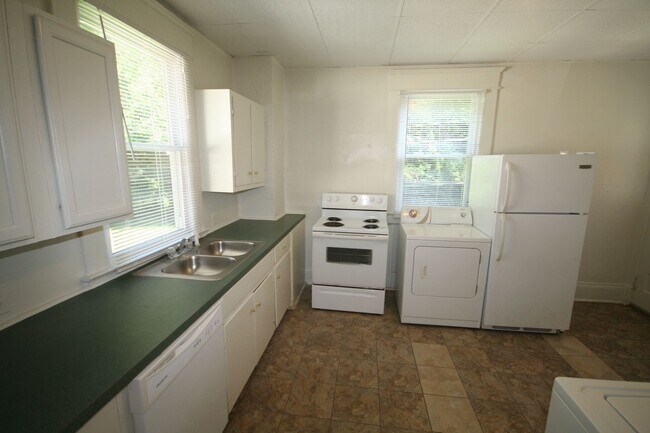 Building Photo - Great Single Family House - Walk to Duke o...