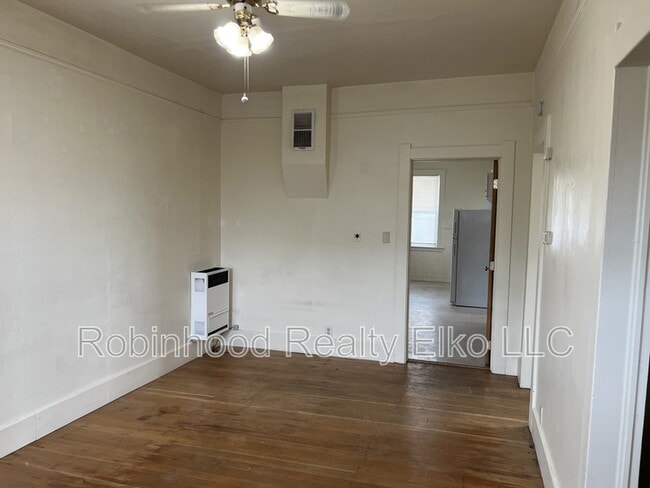 Building Photo - 570 Silver St