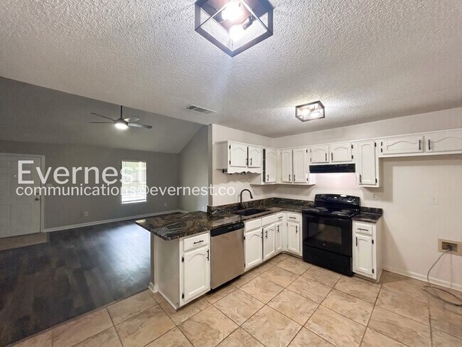 Building Photo - Charming Condo with Deck and Cozy Fireplace | Pet Friendly | Avbailable now!