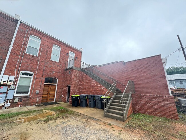 Building Photo - 104 S Main St