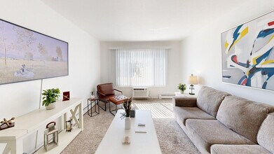 Building Photo - 517 E Division St