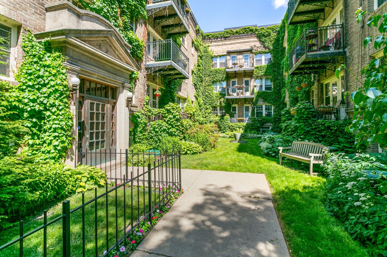 Courtyard Entrance - 2517 Humboldt Ave S