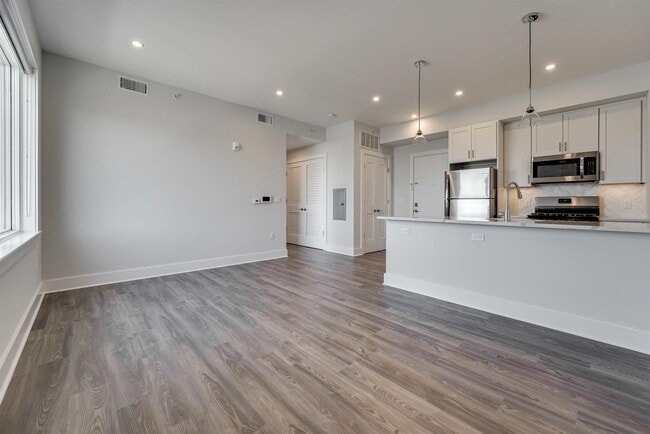 Building Photo - 658 Grand St