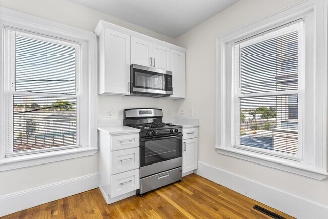 Building Photo - 305 Medford St