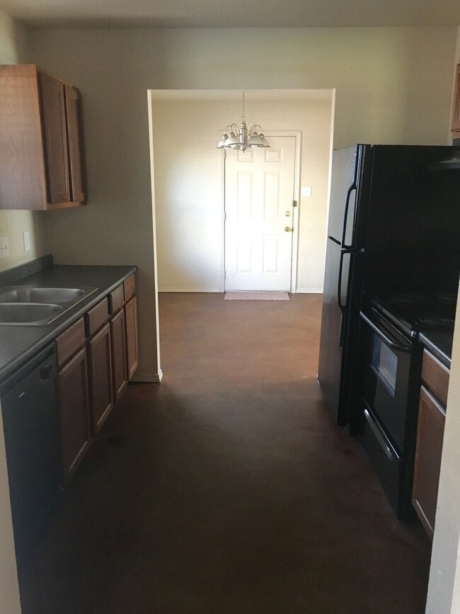 Building Photo - 3 Bedroom