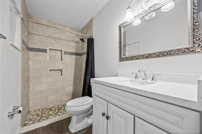 Building Photo - 1250 SE Petunia Ave