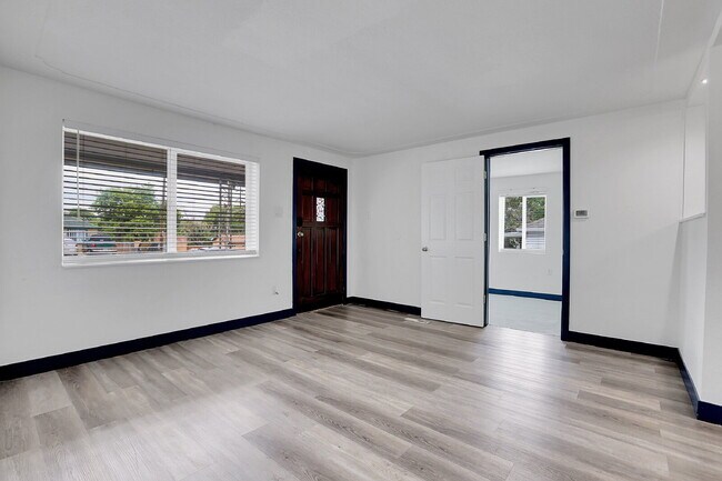Building Photo - $2,450 - 3 Bed, 2 Bath Updated Home in Den...