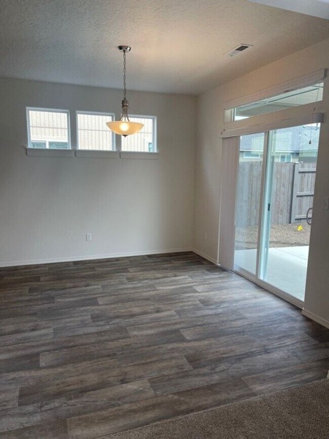 Foto del edificio - Newer build in Redmond with bonus room and...