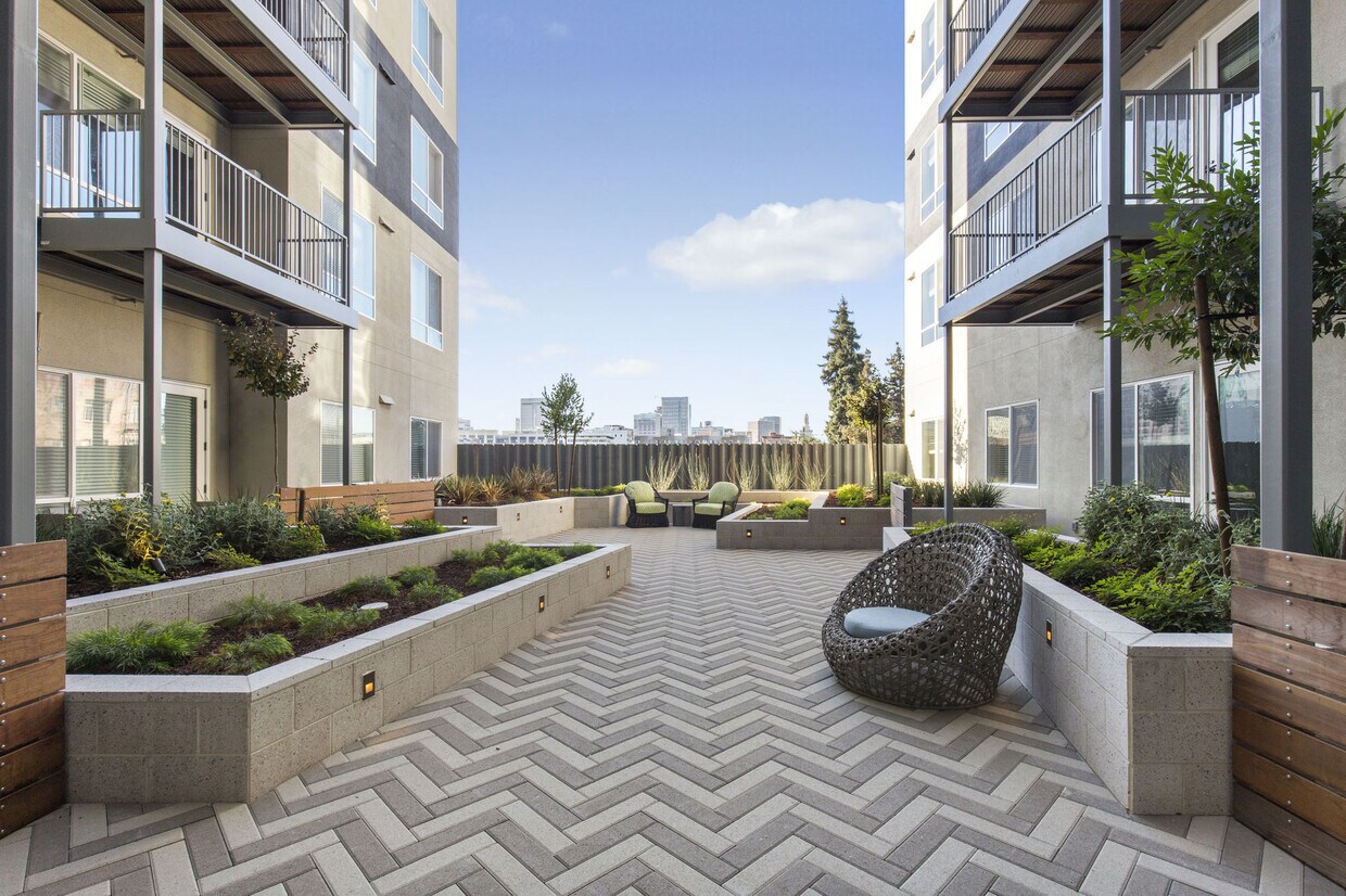 Telegraph Arts Apartments in Oakland, CA