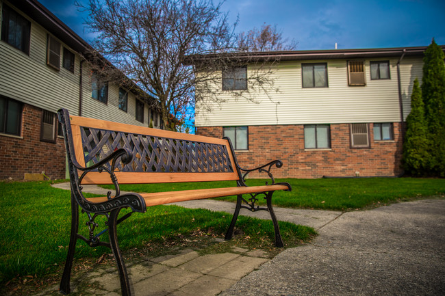 Building Photo - Circle Shore Apartments