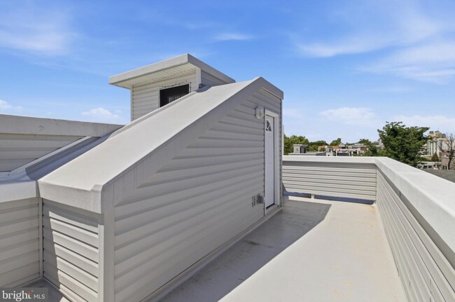 Building Photo - 1511 W Flora St