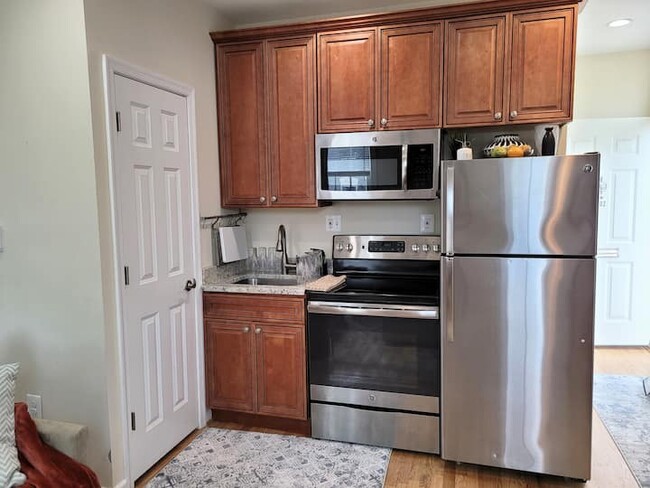 Kitchen, stainless steel appliances - 1022 Duke St