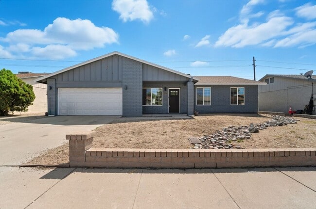 Building Photo - Beautiful Glendale Home With Pool!