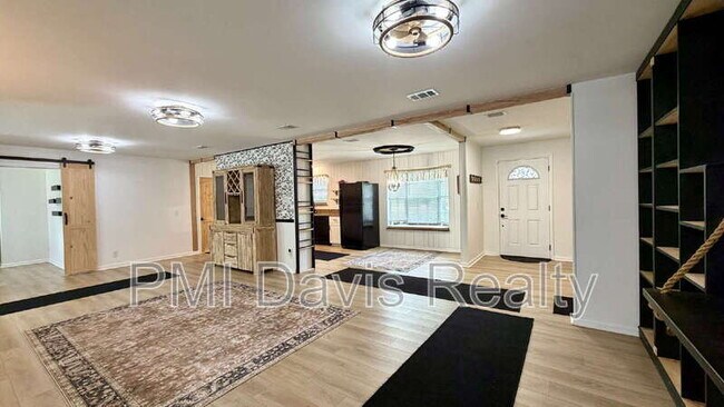 Foto del edificio - 332 Whispering Woods Drive