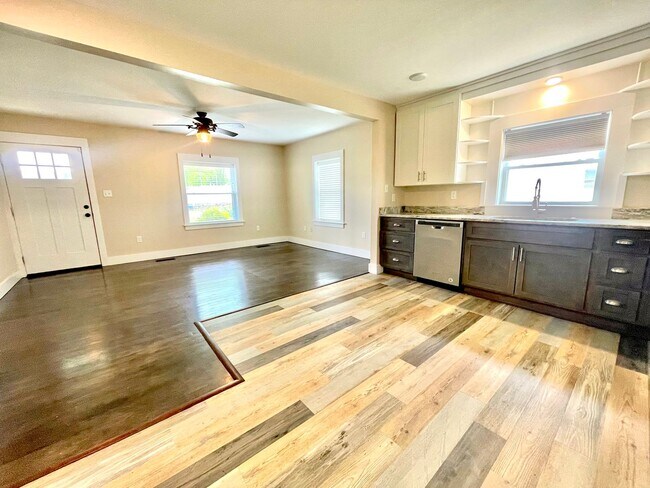 Foto del edificio - 2 bedroom remodel, with bonus room!