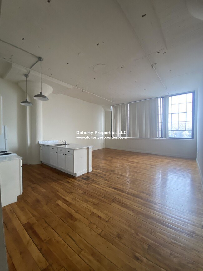 Building Photo - 305 Dutton St
