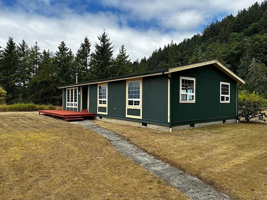 Foto principal - Chinook, WA 3 Bedroom 2 Bath Home with Vie...