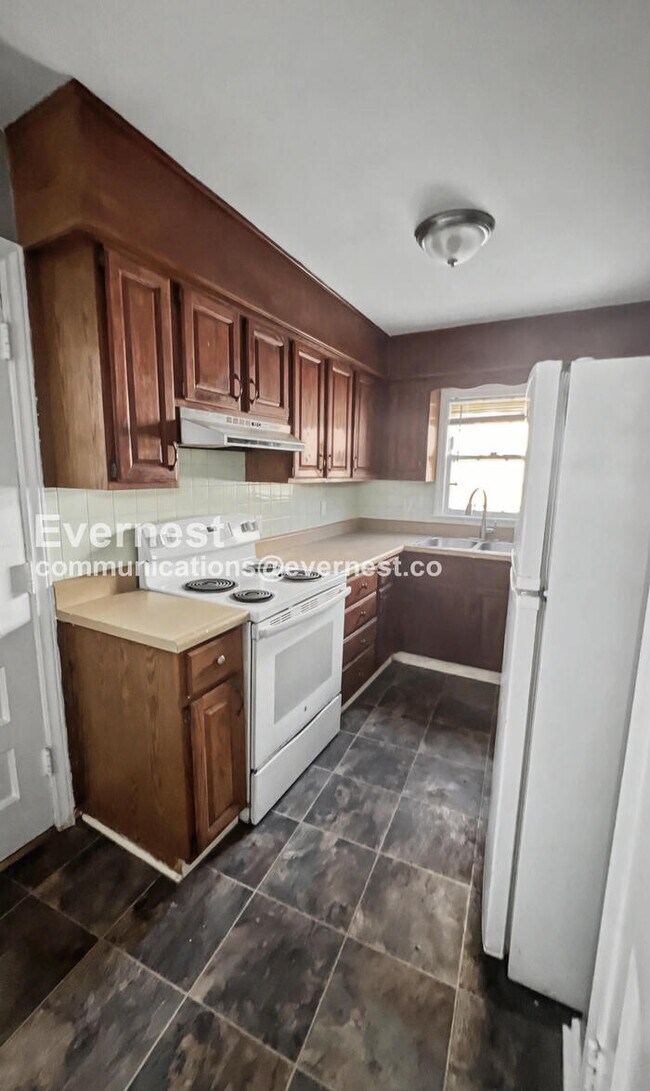 Building Photo - 3 Bed, 1.5 Bath Home with Garage / Pet-Friendly / Vouchers Accepted / Coming Soon!