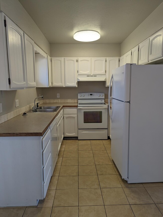 Building Photo - 607 W Davidson Ave