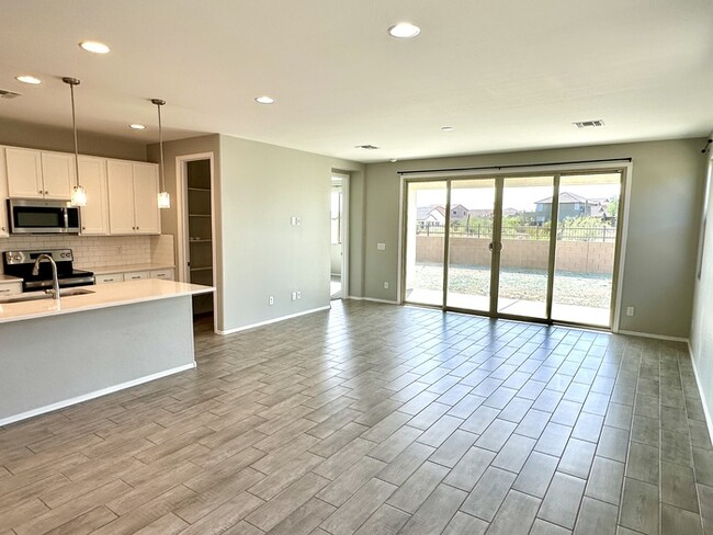 Building Photo - Fantastic 4BR/3BA Richmond American Larimar in Entrada Del Oro! Features white shaker cabinets, q...