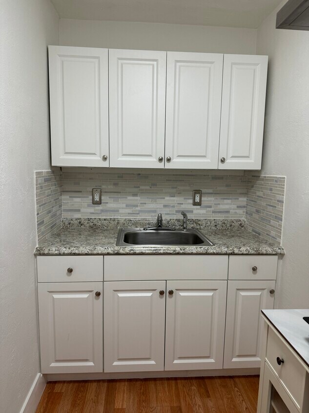 Kitchen - 3504 Bahama Dr