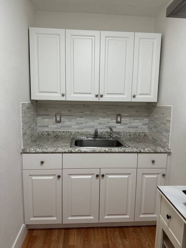 Kitchen - 3504 Bahama Dr