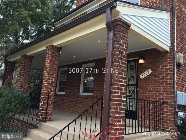 Foto del edificio - SPACIOUS DETACHED BRICK HOME W/ GARAGE IN ...