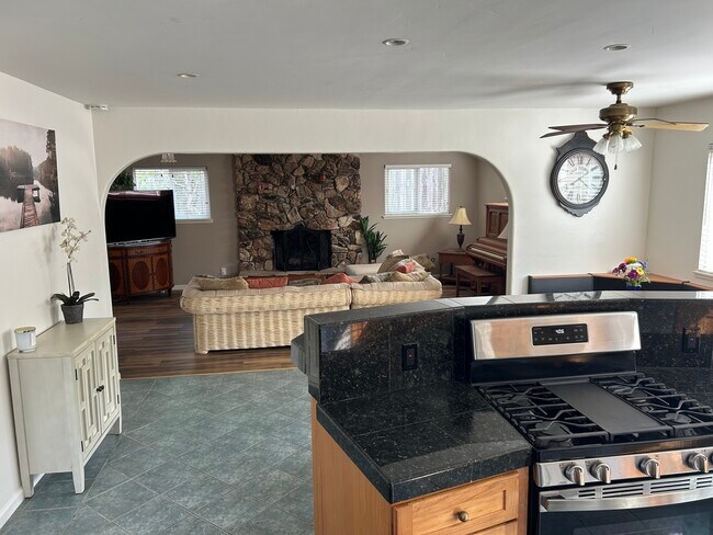 Building Photo - 2423 Borton Dr