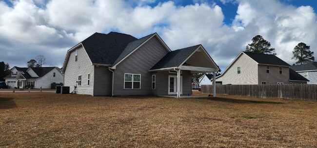 Foto del edificio - Almost new home close to downtown Ludowici.