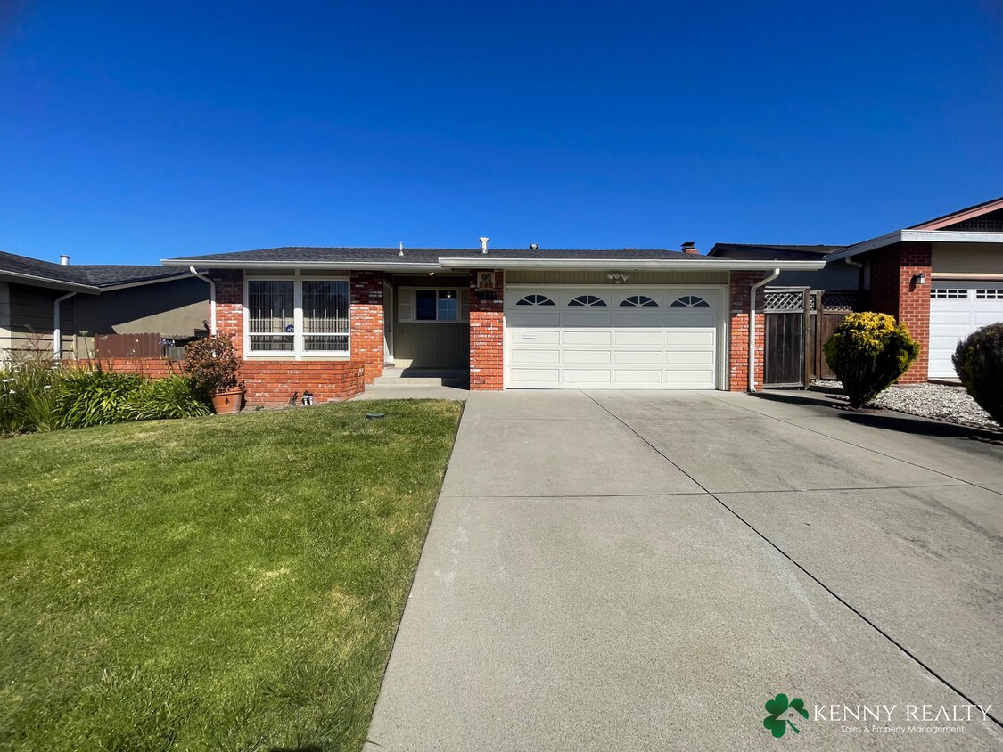 Foto principal - Spacious Four Bedroom Home in Westborough ...