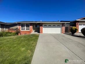 Building Photo - 2835 Shannon Dr