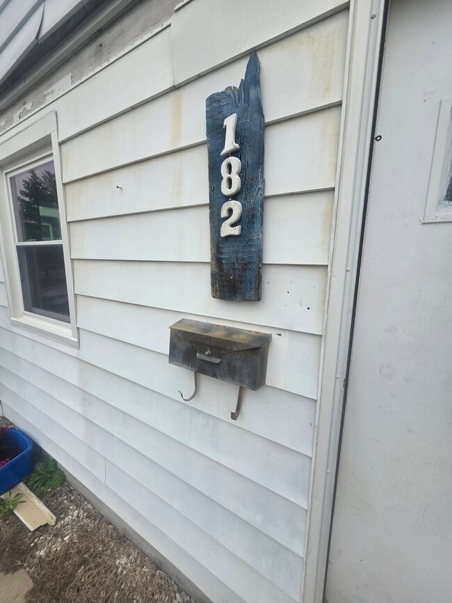 Building Photo - 1828 W Leafland Ave
