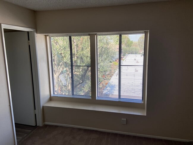 Foto del edificio - 1300 Stonewood Ct