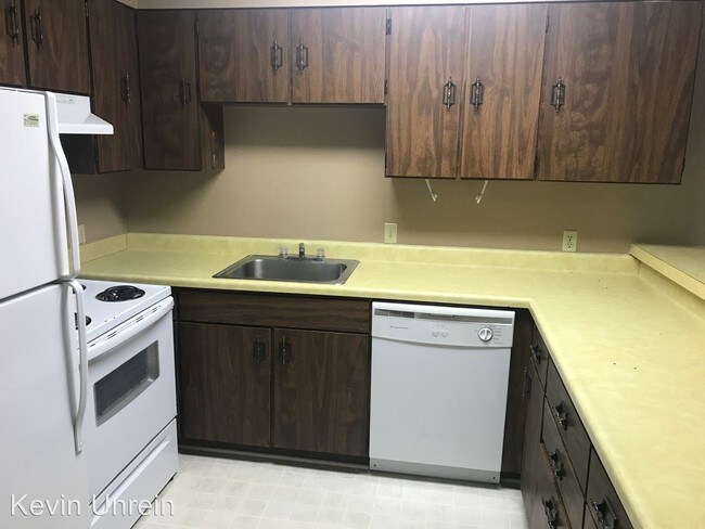 Building Photo - 1515 Club House Dr