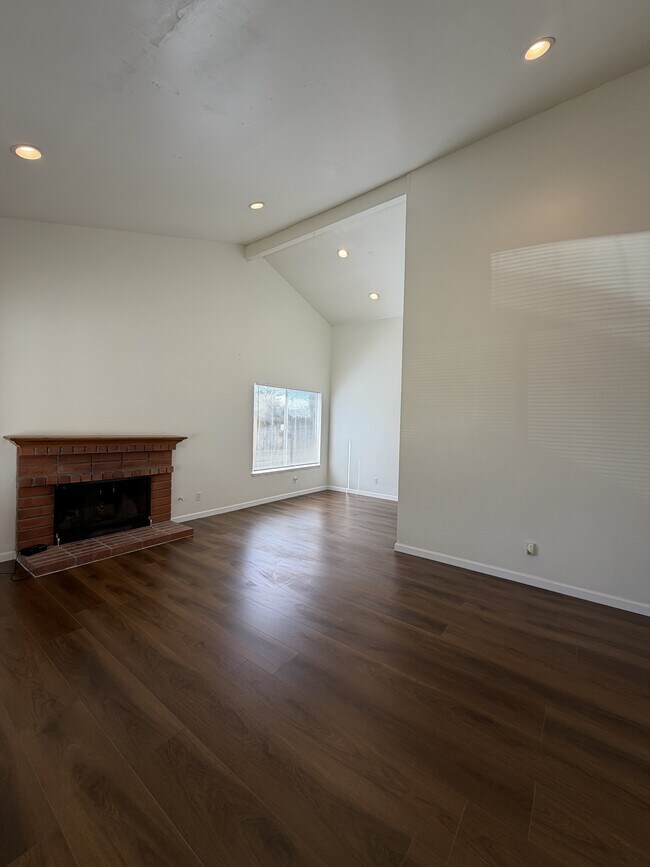 Foto del edificio - 44215 Hanstead Ave