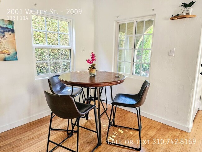 Foto del edificio - Charming 1-Bedroom Bungalow in Westlake!