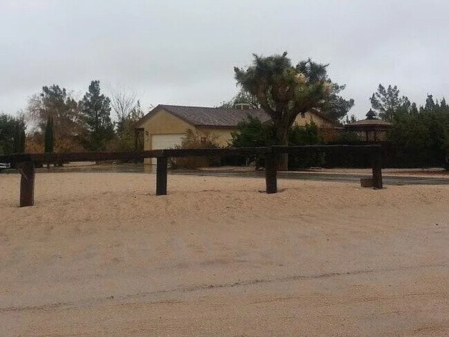 Foto del edificio - 11125 Smoke Tree Rd