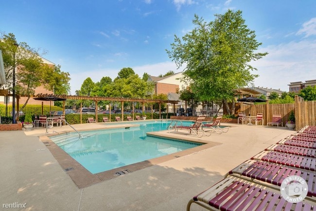 Foto del edificio - 100 Lakeshore Dr NE