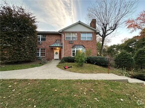 Building Photo - 5 Old Schoolhouse Rd