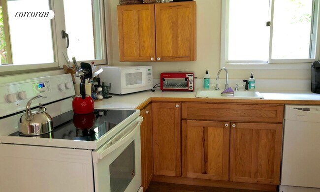 Building Photo - 146 W Neck Rd