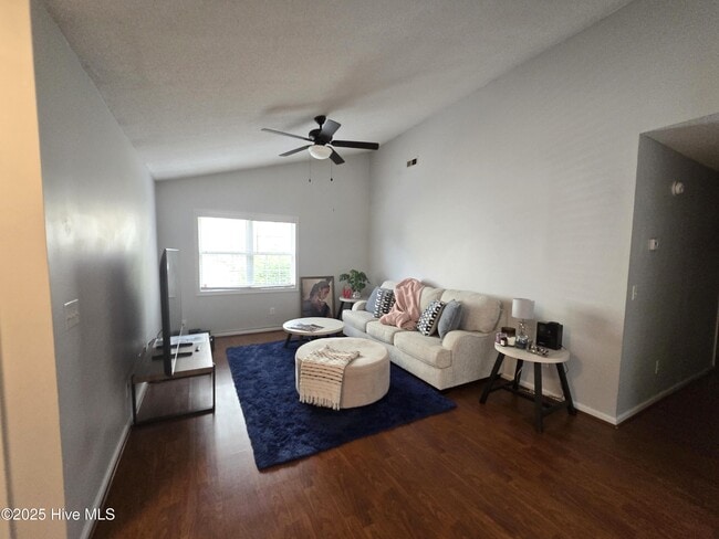 Building Photo - 121 Bayberry Dr