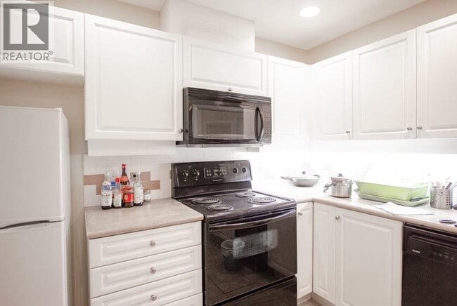 Building Photo - 5650 Oak St